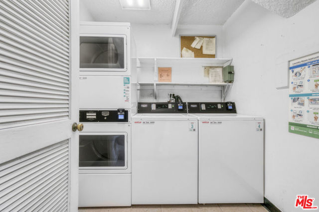 1323 S Carmelina Avenue, Los Angeles CA: https://media.crmls.org/mediaz/e62b7e01-de6a-4b81-a61a-a0e75e68f995.jpg