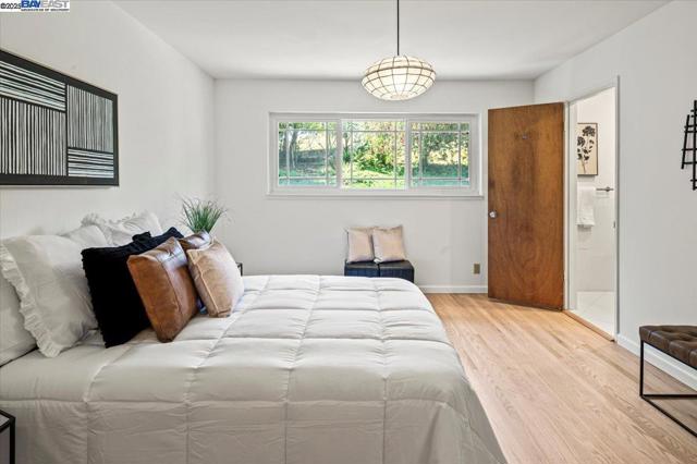 3554 Arcadian Ct, Castro Valley CA: https://media.crmls.org/mediaz/e62bafea-16ea-4c04-ae6b-258bcc5df4d9.jpg