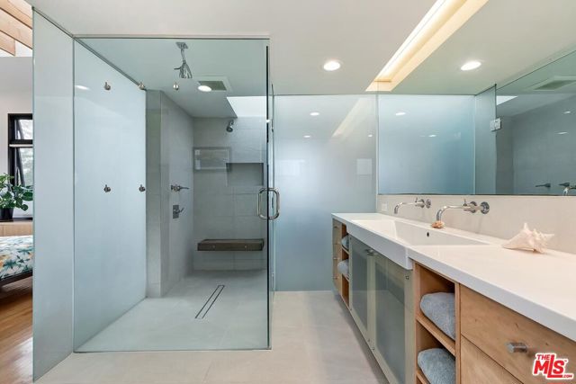 832 Superba Avenue, Venice CA: https://media.crmls.org/mediaz/e62bf75e-5774-4e51-8d5b-1302270675cd.jpg