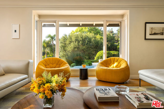 3818 Hollyline Avenue, Sherman Oaks CA: https://media.crmls.org/mediaz/e62c2c6f-6801-4bf4-888c-698bc3a69cb0.jpg