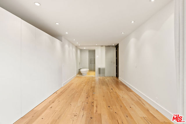 515 Ocean Avenue, Santa Monica CA: https://media.crmls.org/mediaz/e62c4639-1f97-4e97-9105-4651d3043334.jpg
