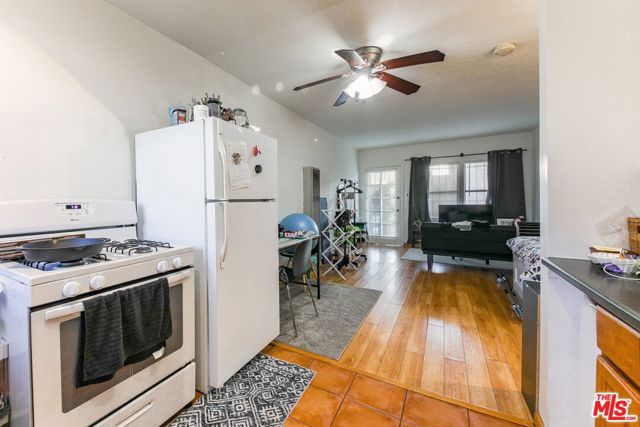 2646 La Cienega Avenue, Los Angeles CA: https://media.crmls.org/mediaz/e62d0271-a8c0-4d79-af35-8a19e564e08b.jpg