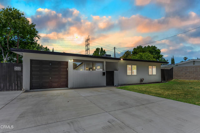 7745 Geyser Avenue, Reseda CA: https://media.crmls.org/mediaz/e62d1871-74fb-4f13-945c-2b1df29ddfe6.jpg