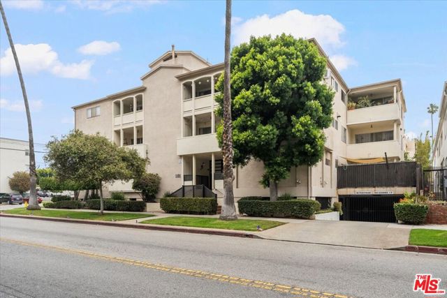 1101 Lincoln Boulevard, Santa Monica CA: https://media.crmls.org/mediaz/e62d8cbc-d12f-4012-a677-6a462a2d96a9.jpg
