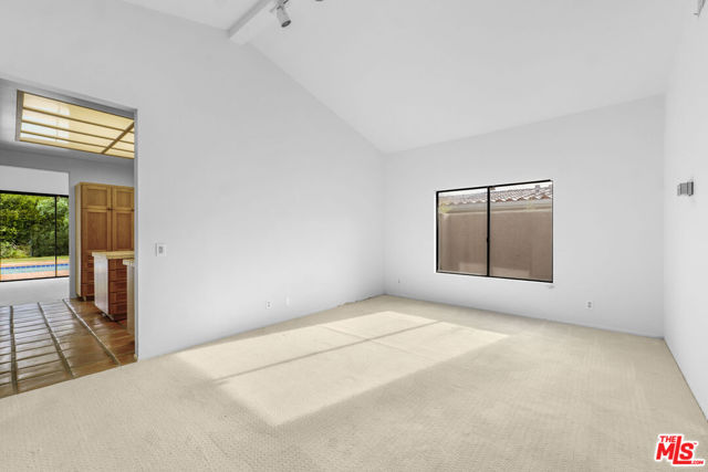 3516 Malibu Country Drive, Malibu CA: https://media.crmls.org/mediaz/e62db62b-57cd-4e69-9b10-94ae7491babd.jpg