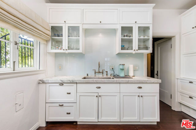 10335 Wilshire Boulevard, Los Angeles CA: https://media.crmls.org/mediaz/e62f472e-319d-4d50-b82b-e95c536b238c.jpg