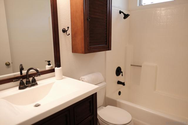 4835 Glenhaven Dr, Oceanside CA: https://media.crmls.org/mediaz/e62fafdb-a31f-474c-84f9-7e8eb1fa3917.jpg