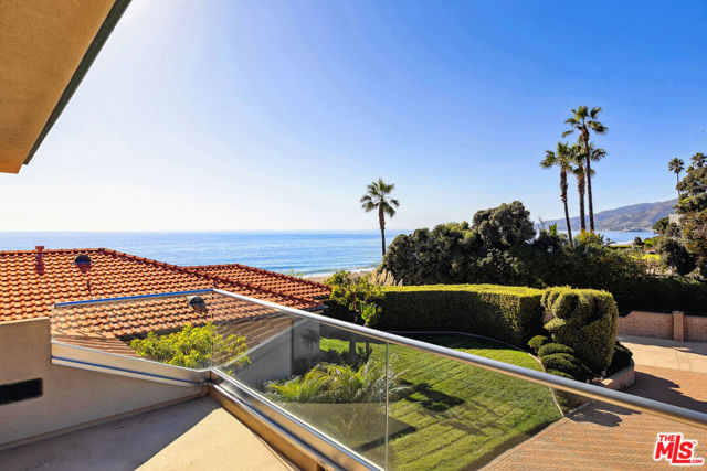 29821 Pacific Coast Highway, Malibu CA: https://media.crmls.org/mediaz/e62fdc61-326f-4d70-bef6-43cf2111ce11.jpg