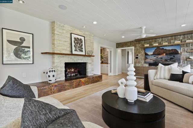 1121 Estates Dr, Lafayette CA: https://media.crmls.org/mediaz/e6304c2d-f801-40c3-9996-d8df0765846a.jpg