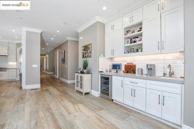430 Ellisa Ln, Brentwood CA: https://media.crmls.org/mediaz/e6304f03-8144-43f0-8e09-fc12ccdd5c25.jpg