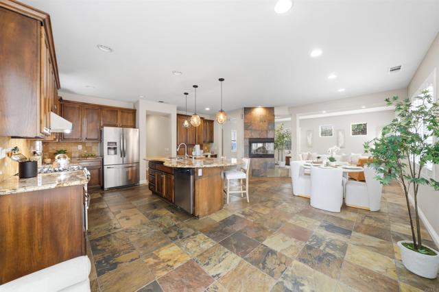 1029 Vista Oak Place, Chula Vista CA: https://media.crmls.org/mediaz/e6310dff-b219-4843-9dda-0ce27f628e35.jpg