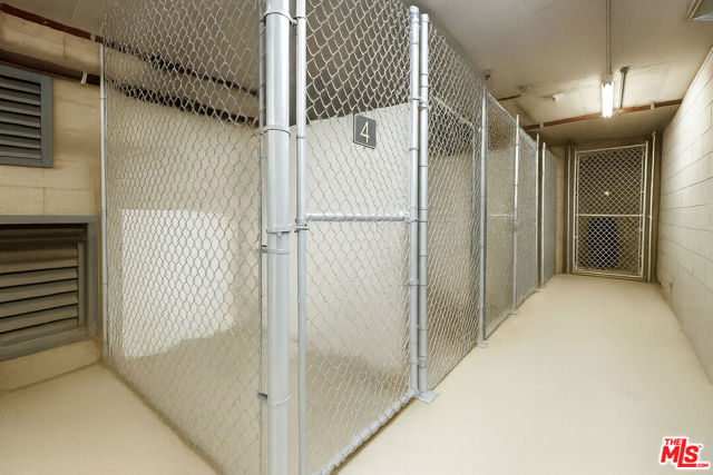 3401 S Bentley Avenue, Los Angeles CA: https://media.crmls.org/mediaz/e632e8bf-e332-4113-95a5-38d78cefee64.jpg