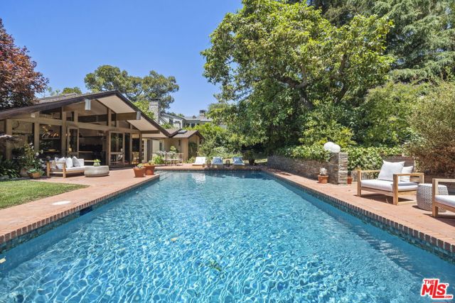 3 Latimer Road, Santa Monica CA: https://media.crmls.org/mediaz/e6335dfc-3b46-4f2f-ba05-ae1f56e1bebb.jpg