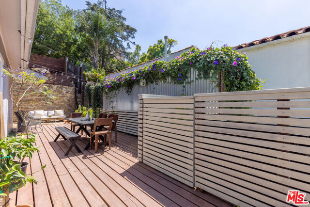 450 Rustic Drive, Los Angeles CA: https://media.crmls.org/mediaz/e6336b9d-b7bf-48ba-92a6-e54ab3d72785.jpg