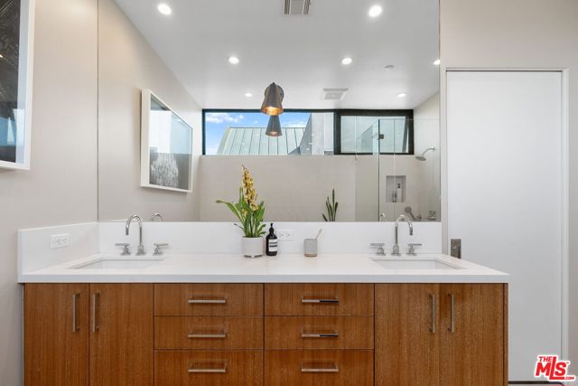 1102 Amoroso Place, Venice CA: https://media.crmls.org/mediaz/e633acf4-f183-4cbc-87dc-376414365b27.jpg