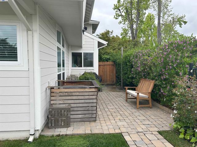 588 E Angela St, Pleasanton CA: https://media.crmls.org/mediaz/e6340741-a75d-41b7-99ae-7e3014f314b2.jpg