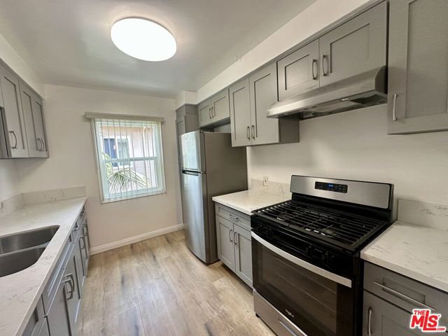 1114 S Sherbourne Drive, Los Angeles CA: https://media.crmls.org/mediaz/e634655f-e231-4420-95d5-777e55e89cef.jpg
