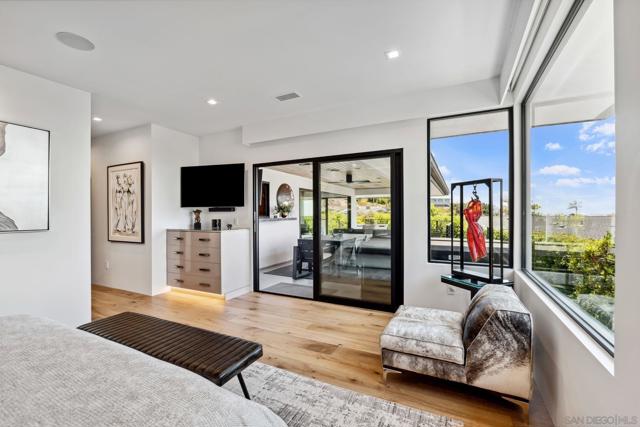 5560 Moonlight Lane, La Jolla CA: https://media.crmls.org/mediaz/e635093c-ecfb-4db5-b537-bd65a112286c.jpg