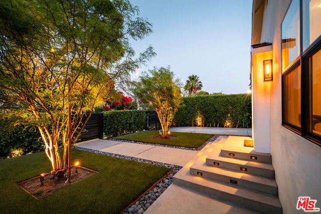 5319 West Boulevard, Los Angeles CA: https://media.crmls.org/mediaz/e6350d5f-b722-49df-b343-2e893b0a51d8.jpg