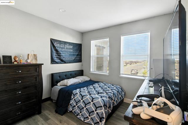536 Aster St, Vacaville CA: https://media.crmls.org/mediaz/e636f2b7-f09a-4c40-bcb3-57289031da56.jpg