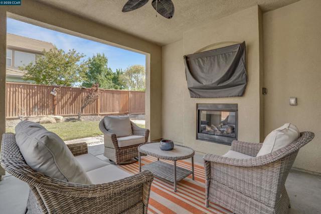 8275 Brookhaven Cir, Discovery Bay CA: https://media.crmls.org/mediaz/e637ec36-50d6-4ae3-873c-25e5c441aa17.jpg