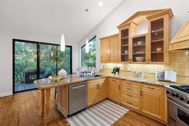 21 Valley Oak Street, Portola Valley CA: https://media.crmls.org/mediaz/e638a13d-57d6-4a25-999d-477c9db44d47.jpg