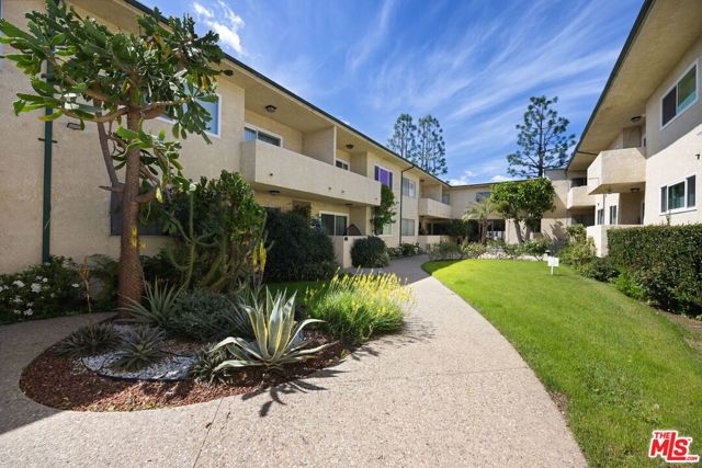 5328 Newcastle Avenue, Encino CA: https://media.crmls.org/mediaz/e638f870-508e-431a-8ad6-8ef5ef23f20f.jpg