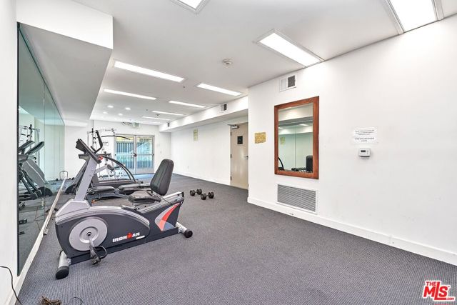 332 S Oxford Avenue, Los Angeles CA: https://media.crmls.org/mediaz/e639e78a-595b-4f32-a978-54b4339a3ca1.jpg