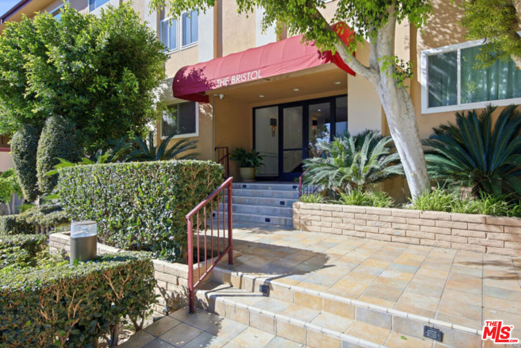 1121 N Olive Drive #302