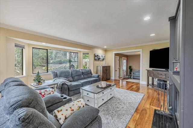 4 Harris Hill Drive, Novato CA: https://media.crmls.org/mediaz/e63b1030-503e-4f21-a084-3dfa410cc765.jpg