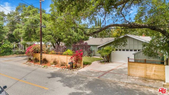 754 Fernando Street, Ojai CA: https://media.crmls.org/mediaz/e63b8131-50a1-4106-bbe2-f92c58bcf537.jpg