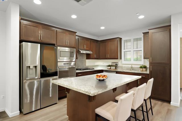 1025 S Fowler Ln, Mountain House CA: https://media.crmls.org/mediaz/e63c46ae-43c2-46b4-a7ae-2c08d06cc847.jpg