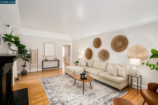 1019 Sir Francis Drake Blvd, San Anselmo CA: https://media.crmls.org/mediaz/e63ca3c0-41aa-464f-85d5-77f7d6ef997a.jpg