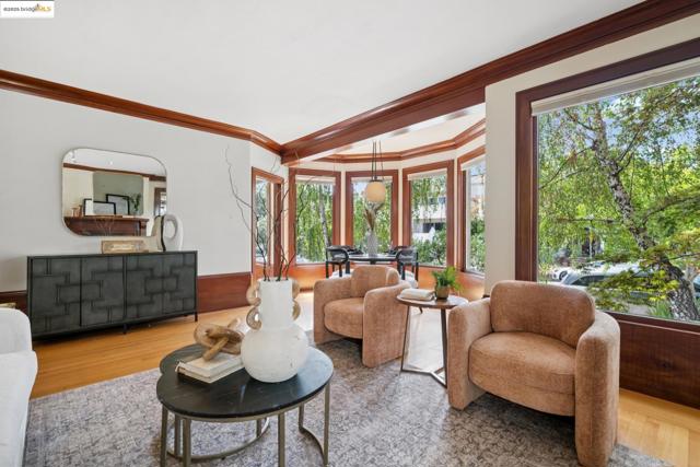 408 Euclid Ave, Oakland CA: https://media.crmls.org/mediaz/e63e1eab-8553-473f-b958-db2ffdf36288.jpg
