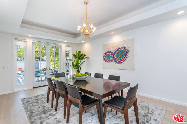 107 N Doheny Drive, Beverly Hills CA: https://media.crmls.org/mediaz/e63eed97-070d-435d-b0fa-78fe67d897ef.jpg