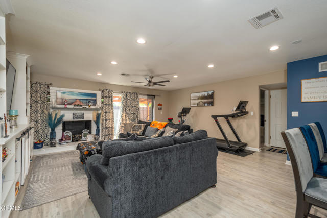 Detail Gallery Image 5 of 16 For 2201 Camilar Dr, Camarillo,  CA 93010 - 2 Beds | 2 Baths