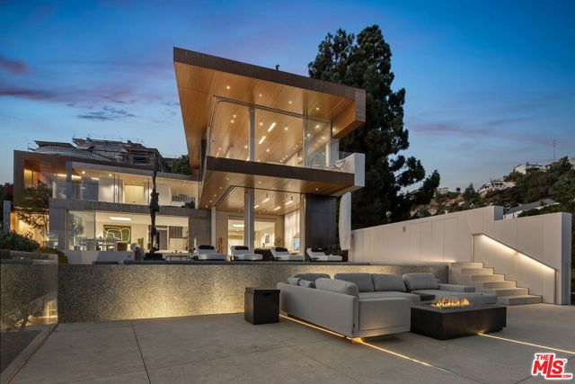 1430 Sunset Plaza Drive, Los Angeles CA: https://media.crmls.org/mediaz/e640077c-f0eb-459a-977b-85de21d7d113.jpg