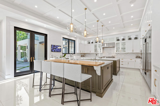 16144 HIGH VALLEY Place, Encino CA: https://media.crmls.org/mediaz/e64041da-b0b0-4e0d-a38f-cc1be7513cf2.jpg