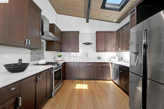 4329 Lawrence Dr, Castro Valley CA: https://media.crmls.org/mediaz/e6409399-41d9-469b-b720-0f427a8d1276.jpg