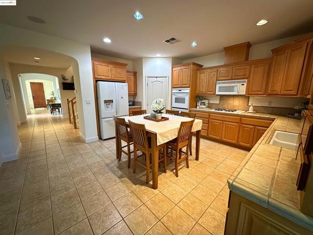 1327 Remington Ct, Tracy CA: https://media.crmls.org/mediaz/e6413b7e-f34b-4555-85de-94f663effa1c.jpg