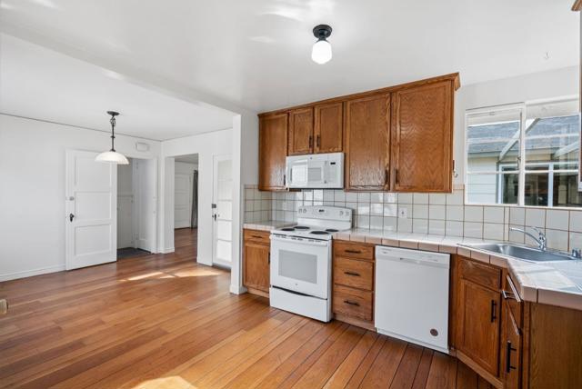 301 22nd Avenue, San Mateo CA: https://media.crmls.org/mediaz/e64180bf-d280-48d7-a1d5-09b609298c07.jpg