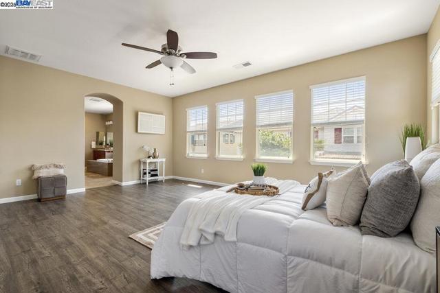 670 W Privado Way, Mountain House CA: https://media.crmls.org/mediaz/e641d743-767a-4c72-b011-f6ed839ac76d.jpg