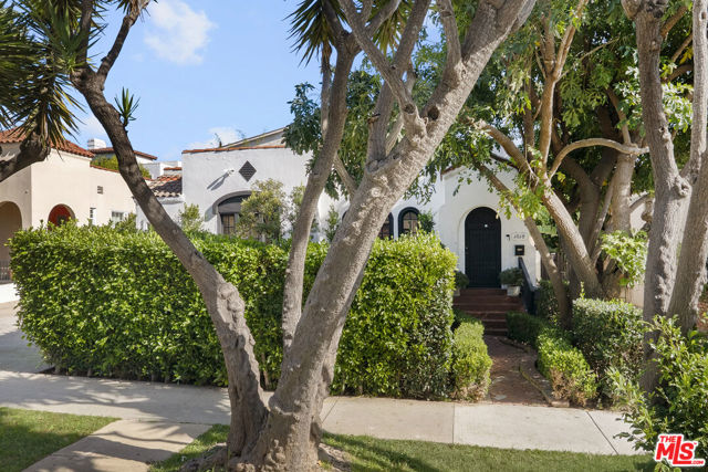 1018 Havenhurst Drive photo 3