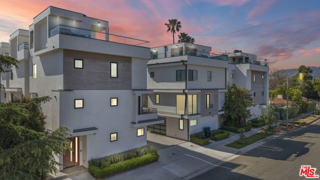 733 N Gramercy Place, Los Angeles CA: https://media.crmls.org/mediaz/e64339d4-a2f8-45e8-a52d-a011b16aae6b.jpg