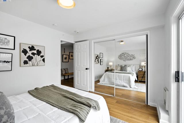 24 Riverton Dr, San Francisco CA: https://media.crmls.org/mediaz/e644d0e5-d190-479e-8367-0156fe039451.jpg