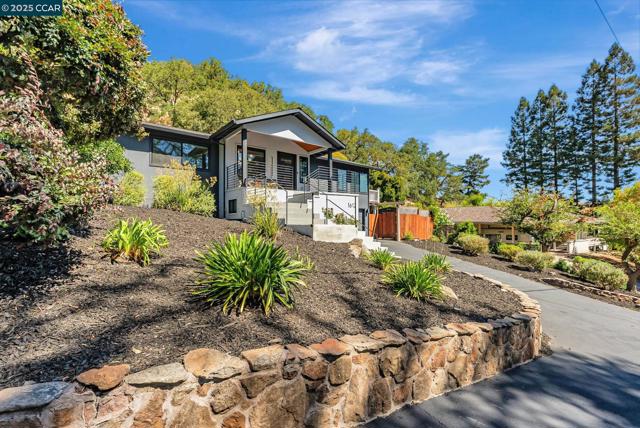 1612 Cervato Cir, Alamo CA: https://media.crmls.org/mediaz/e645795d-883c-461a-9a1c-bcc13afcfb33.jpg