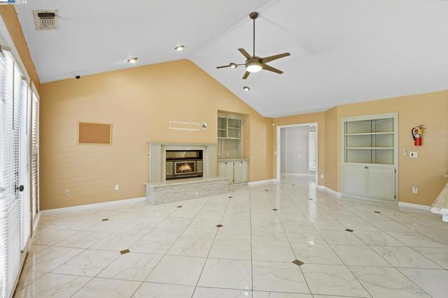 4470 Rolling Oaks Dr, Granite Bay CA: https://media.crmls.org/mediaz/e645e356-2cf1-4572-aa6e-ab41fad95a32.jpg