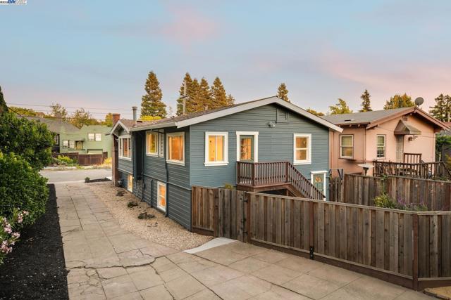 5731 Hermann St, Oakland CA: https://media.crmls.org/mediaz/e6461459-a811-484d-808e-6813a738fcba.jpg