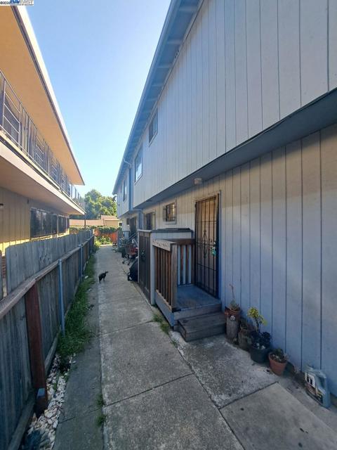 6109 Foothill Blvd, Oakland CA: https://media.crmls.org/mediaz/e64658c7-744d-4fd1-a4fe-bcc7dce93d05.jpg