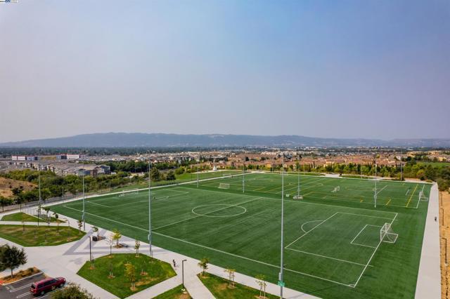 4206 Sunset View Dr, Dublin CA: https://media.crmls.org/mediaz/e6467aa4-2c04-4d94-a15a-935dc1e16ef0.jpg